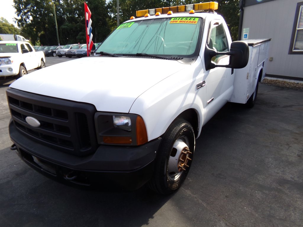 2006 Ford F-350 Super Duty Chassis Cab XL